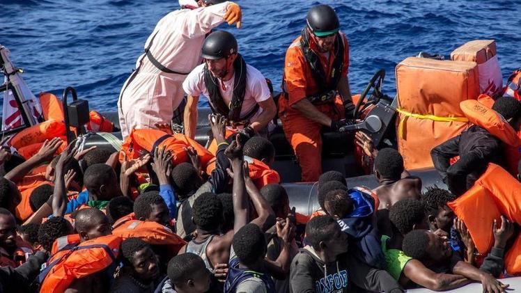 Nuove ondate di migranti in arrivo dal Nordafrica: in Italia migliaia di profughi hanno necessità di trovare una sistemazione 