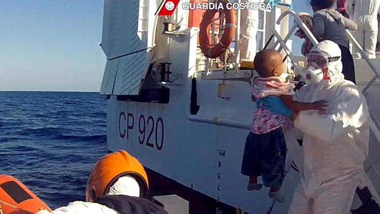 Continuano gli sbarchi a Lampedusa di migliaia di profughi