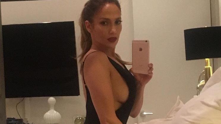 Lo scatto sexy di Jennifer Lopez scatena il web