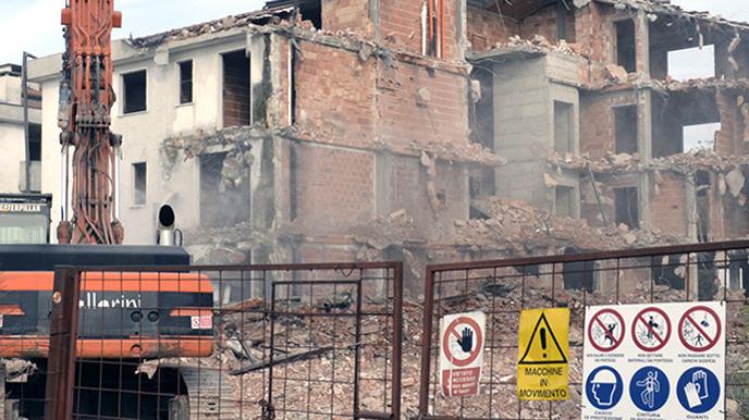 La demolizione a Castelnuovo (AMATO)
