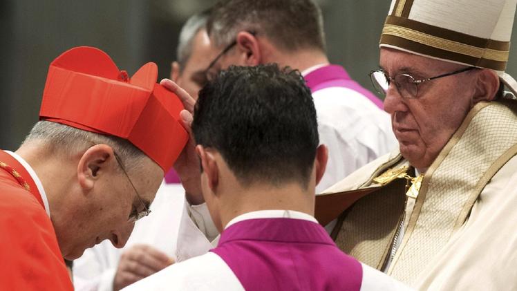 Il neocardinale Mario Zenari in piazza San Pietro con i veronesi scesi a Roma per la grande occasioneIl Papa impone la berretta cardinalizia sul capo di Mario Zenari