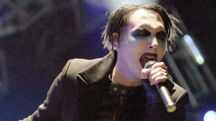 Marilyn Manson durante un concerto: il suo tour in Italia toccherà soltanto Roma e Villafranca