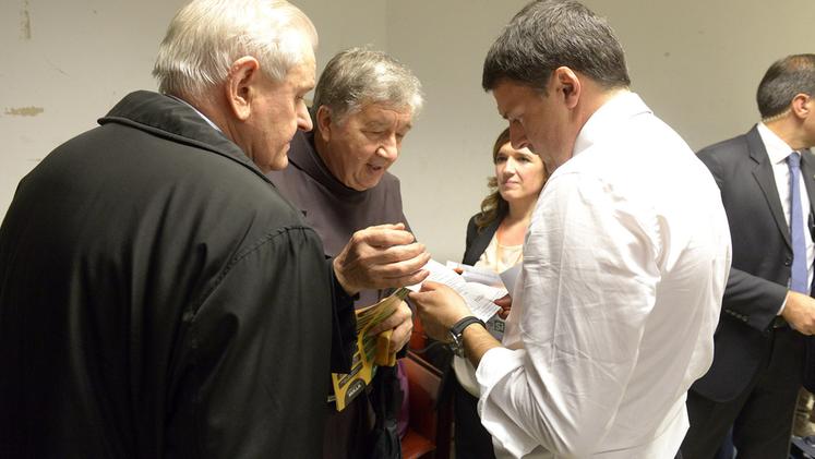 Padre Francesco consegna la lettera a Renzi, alla Gran Guardia