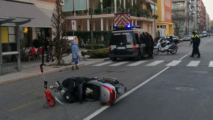 L'incidente di via IV Novembre, investita una donna da uno scooter (foto Dienne)