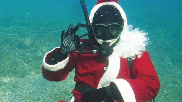 Un Babbo Natale in versione subacquea