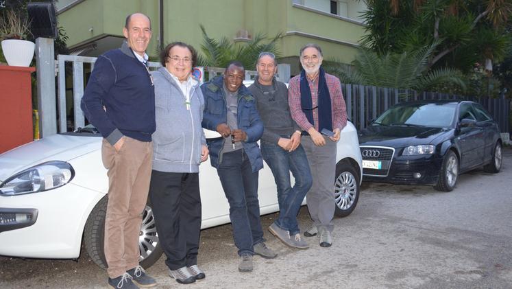 Il gruppo che ha consegnato l’automobile a padre LouisPadre Louis sorride nell’auto che gli è appena stata regalata