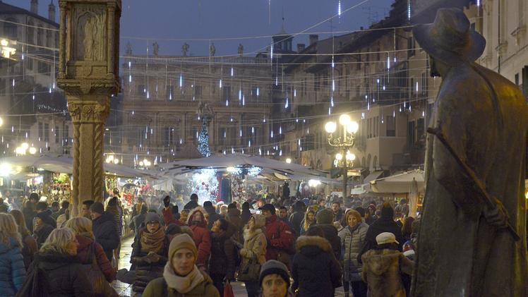 La magia delle luminarie di piazza Erbe affascina veronesi e turisti