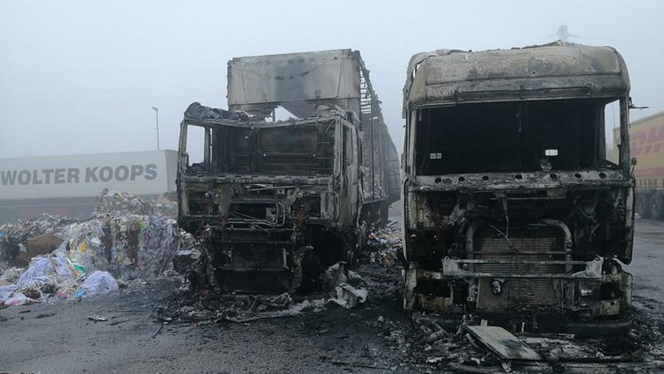 I camion bruciati (foto Dienne)
