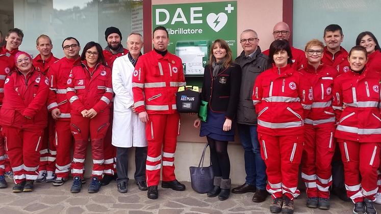 La collocazione del nuovo defibrillatore, all’ingresso della farmacia di San Giovanni Ilarione, con i volontari della Croce Rossa