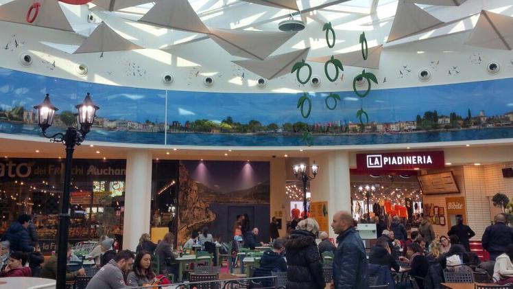L’installazione dei pannelli di plexiglas sopra l’area food dell’AuchanLa fotografia panoramica che sovrasta l’area food del centro commerciale Auchan