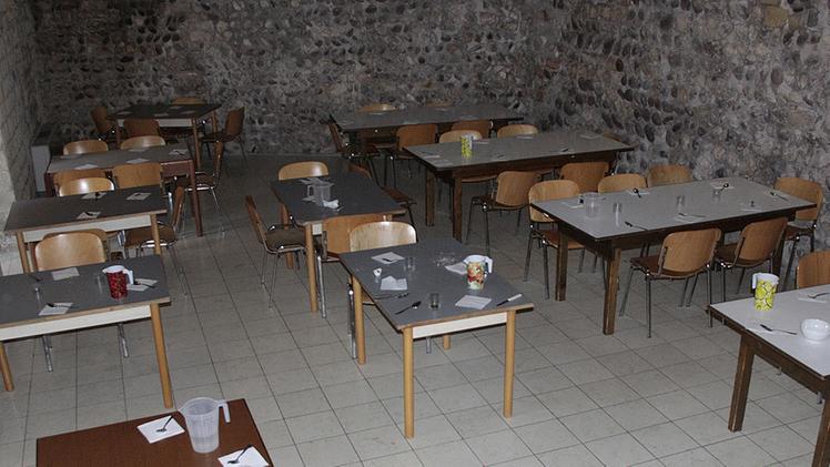 La sala mensa dell’ostello che ospita i profughi