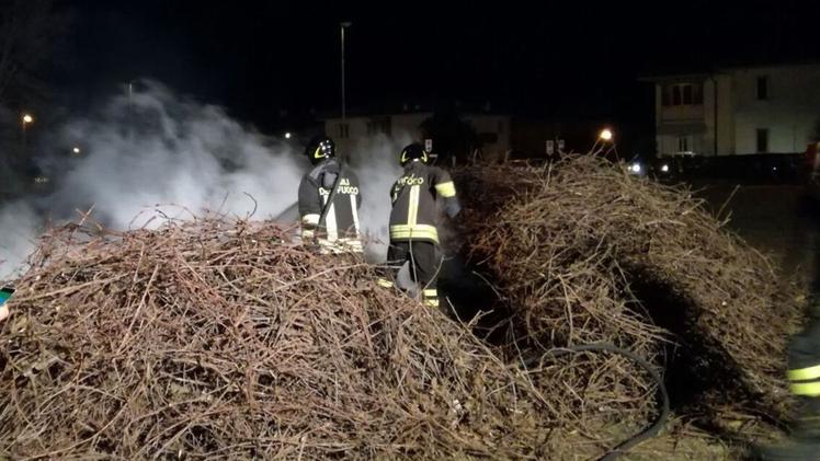 Giovedì sera i vigili del fuoco sono stati impegnati a spegnere l’incendio della «vecia»