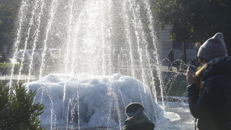 La fontana della Bra gelata: il freddo intenso continuerà a lungo