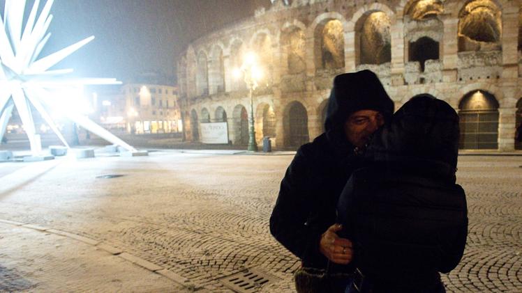 Una coppia si abbraccia in una Bra resa suggestiva dalla nevicata di ieri sera . La perturbazione mista di acqua e ghiaccio ha investito tutta la provincia FOTO MARCHIORI
