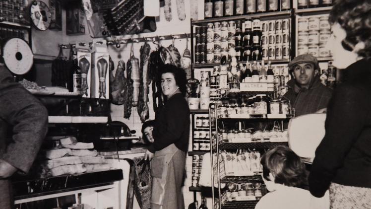 Giuliana Veronesi con il marito Mario Vanin all’interno del negozio ormai vuoto FOTO PECORAUna foto storica del piccolo supermercato «El bottegon»