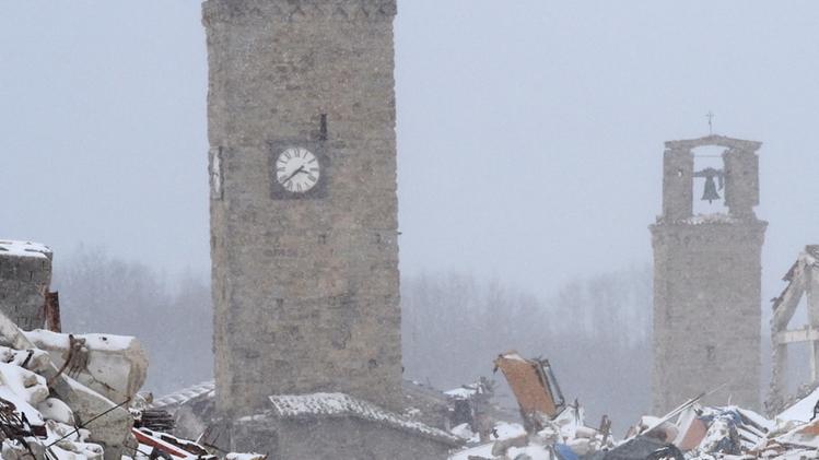 Neve sulle macerie di Amatrice, cuore del terremoto