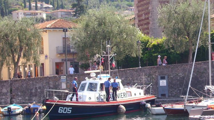 La motovedetta dei carabinieri ormeggiata al porto di Torri