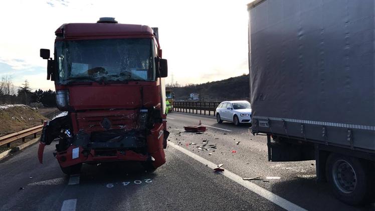 Tamponamento tra camion in A22