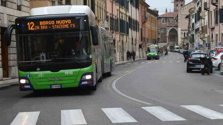 Un autobus dell’Atv nelle strade del centro storico