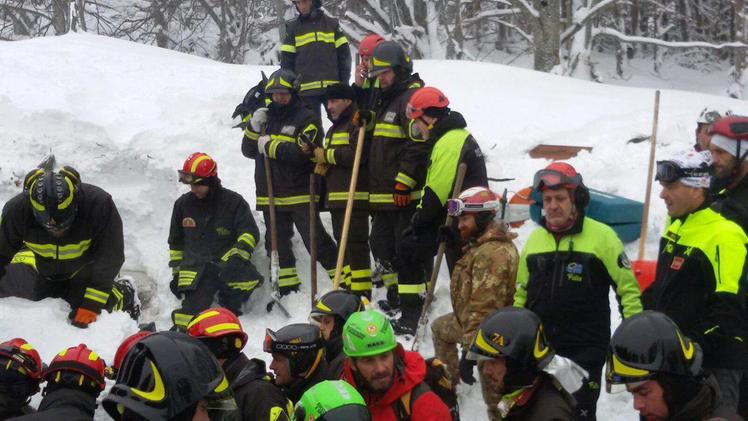 Alpini, pompieri e protezione civile al lavoro a Rigopiano