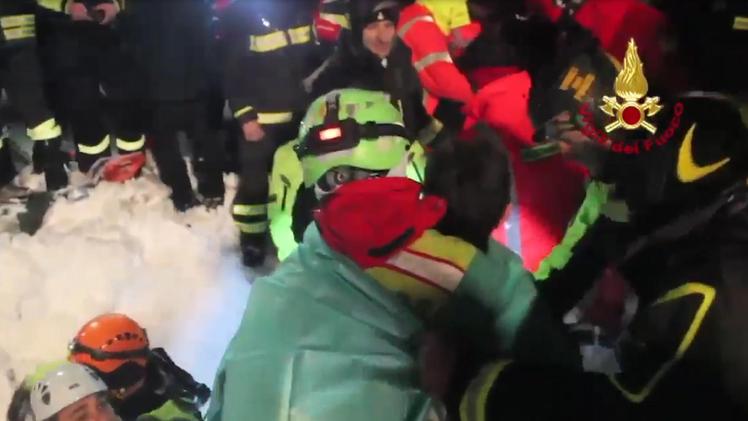 Il salvataggio di uno dei bimbi rimasti intrappolati sotto la neve