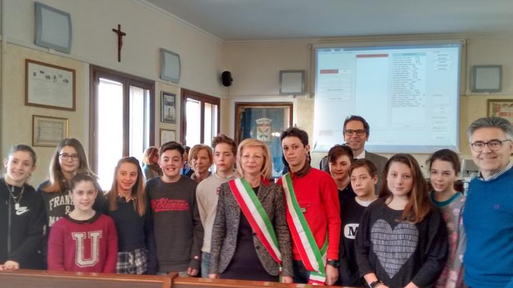L’insediamento del Consiglio dei ragazzi: con le fasce tricolori Paola Boscaini e Lorenzo Guglielmi 