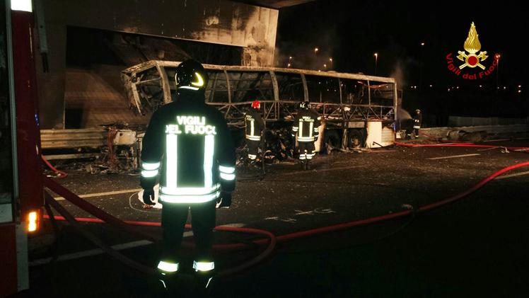 Il pullman ungherese distrutto dalle fiamme