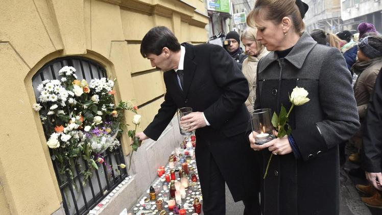 Omaggio commosso alle vittime di Verona all’esterno del liceo Szinyei di BudapestIl presidente della Repubblica Janos Ander depone un fiore