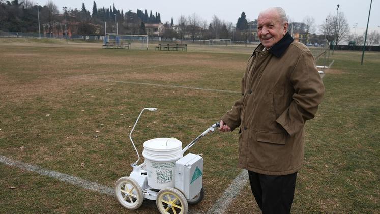 Luigi Sona con il carrellino con il quale tracciava in calce le linee del campo sportivo di Sommacampagna FOTO PECORA