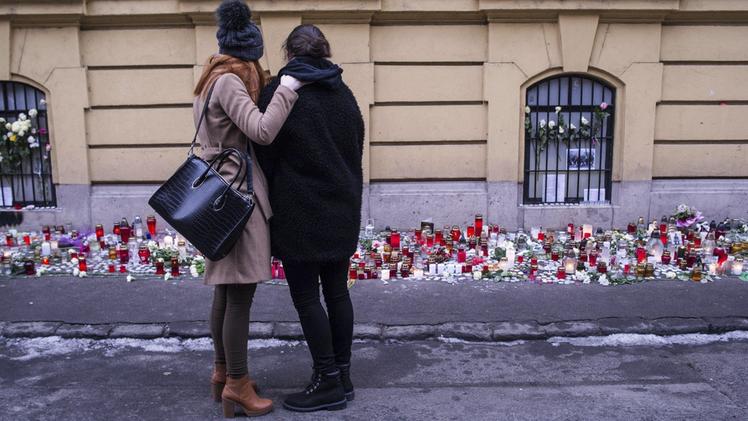 Candele e fiori davanti al liceo classico ungherese frequentato dalle vittime della tragedia