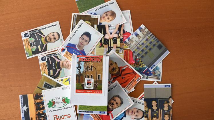 Il sindaco Tomas Piccinini mostra l’album dedicato ai personaggi di Mozzecane FOTOSERVIZIOPECORAAlcune delle foto acquistabili nei negozi di Mozzecane