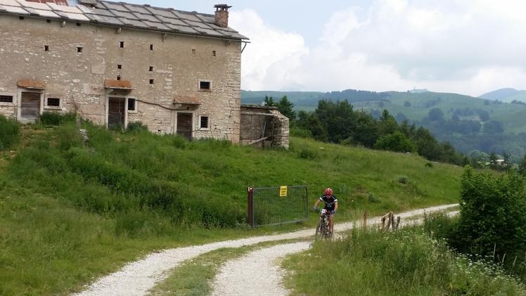 Un appassionato di mountain bike in Lessinia, accanto a contrada