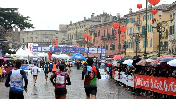 Domenica va in scena la Romeo e Giulietta Half Marathon: prima dello «start» è già polemica