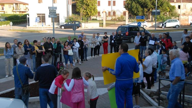 Una manifestazione davanti al municipio per le elementari