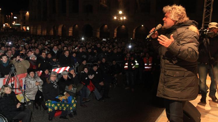 Beppe Grillo durante un comizio in Bra