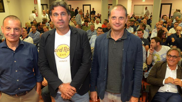 In una foto d’archivio Davide Bendinelli tra i fratelli Massimo (a sinistra) e Alberto Giorgetti
