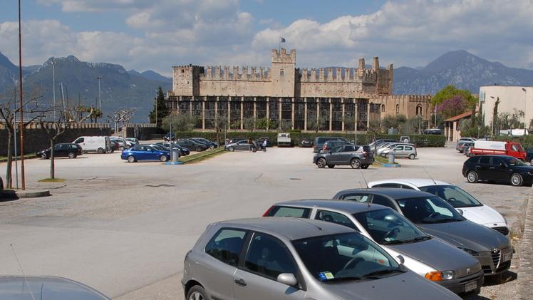Il parcheggio del castello a Torri