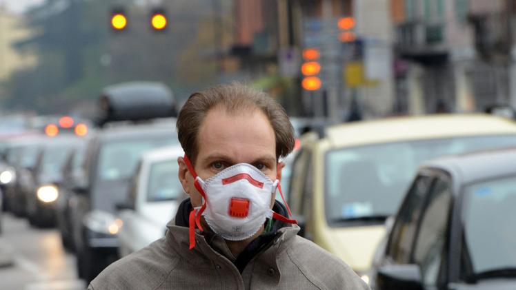 Mascherina per proteggersi dallo smog in corso Milano