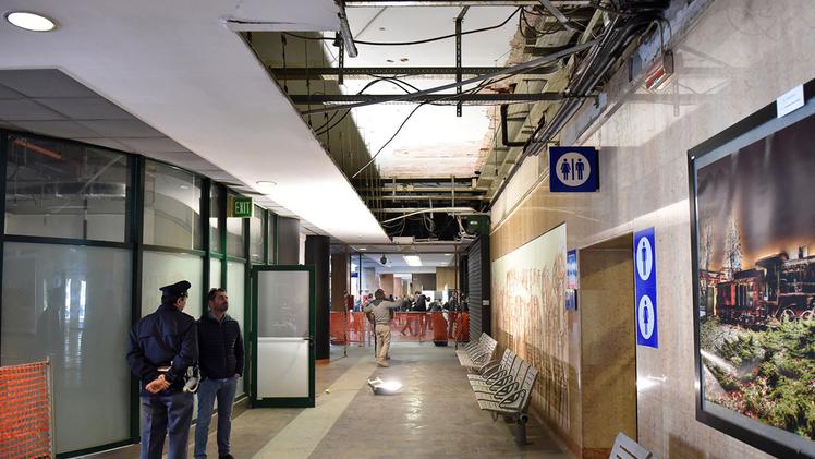 L’ampia porzione di soffitto crollata in stazione. L’area, ora, è recintata DIENNE FOTO