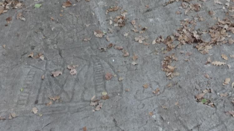 Vernice spray sulle incisioni che raffigurano i guerrieri (qui a destra)Altre incisioni rupestri sulle pietre del monte Lenzino