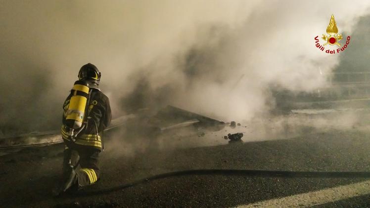 Tir in fiamme sulla A22 (foto Vigili del fuoco)