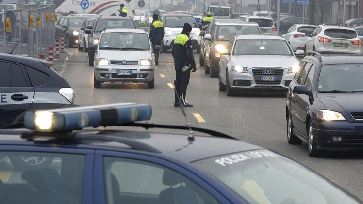 Una pattuglia della polizia municipale impegnata a dirigere il traffico a Verona sud