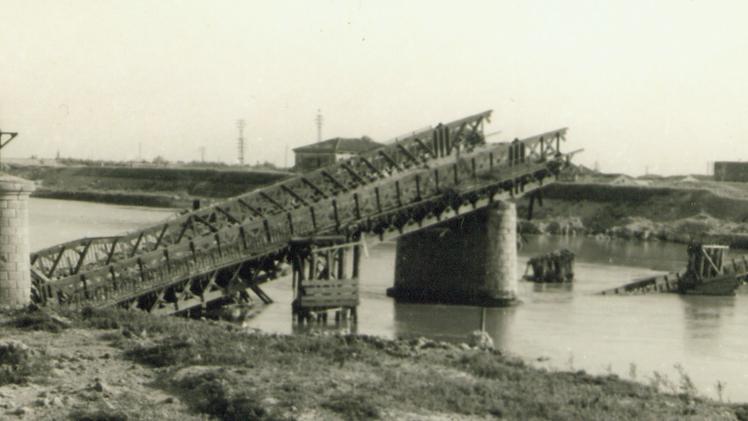 Un ponte sull’Adige distrutto dai bombardamenti durante la guerra
