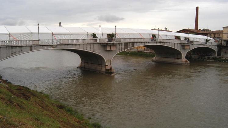 Il ponte sull’Adige in occasione di una manifestazione espositiva