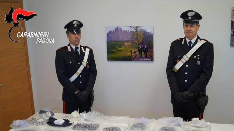 I carabinieri della compagnia di Este con la droga sequestrata