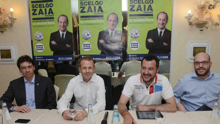 Da sinistra i leghisti Tosato, Paternoster, Salvini, Fontana alle elezioni regionali 2015 per sostenere Zaia