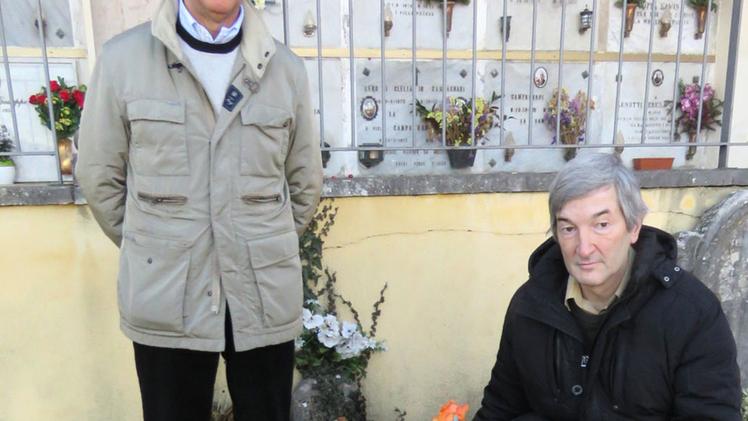 Il sindaco con Eccli  sulla tomba del partigiano sovietico FOTO AMATO