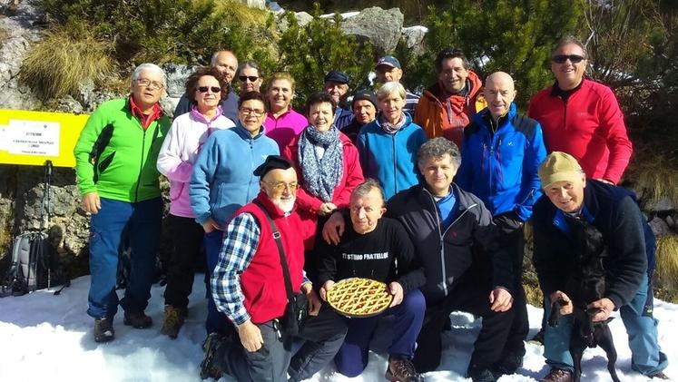 Guerrino Zamboni, al centro con la torta, festeggia 74 anni al rifugio Pertica insieme agli amici