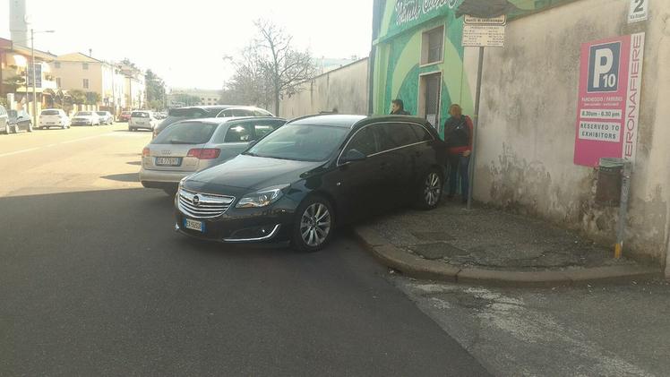 Un parcheggio poco «civile» in via Scopoli (CAMPARA)