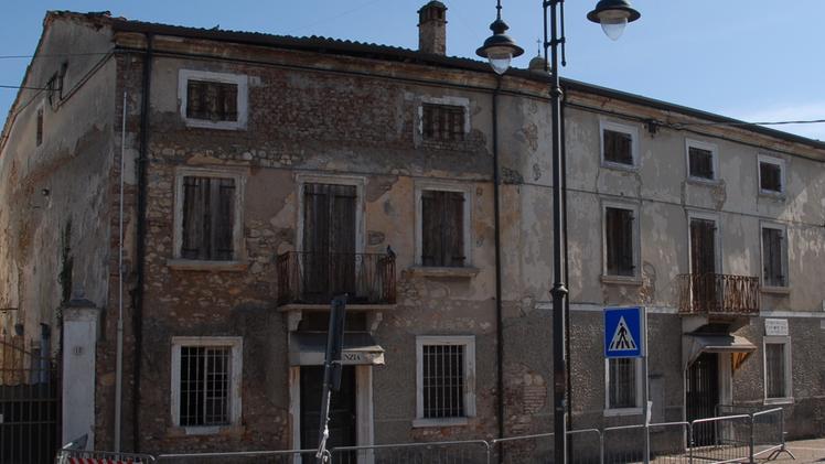 La casa in stato di degrado e pericolante, in via Roma, transennata dal 2014